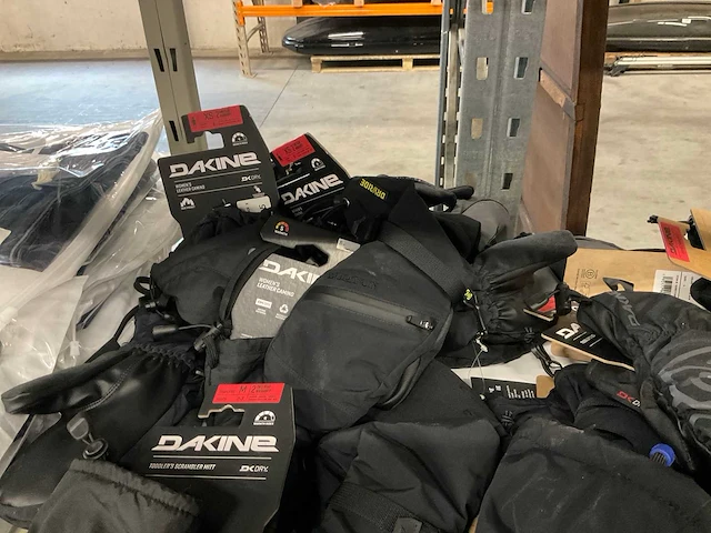 Partij diverse dakine/primaloft handschoenen (36x) - afbeelding 15 van  16