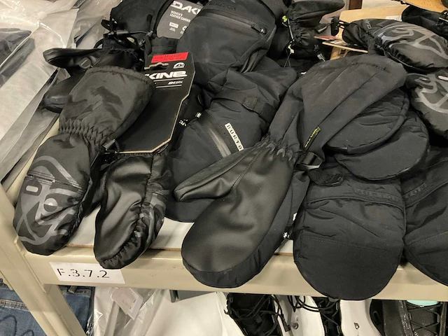 Partij diverse dakine/primaloft handschoenen (36x) - afbeelding 16 van  16