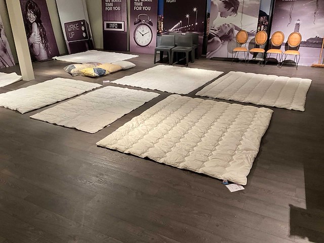 Partij diverse dekbedden en kussens (12x) - afbeelding 1 van  12