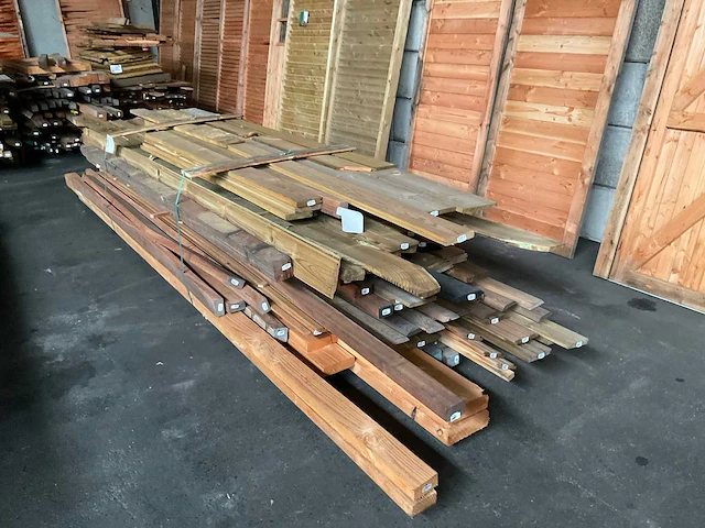 Partij diverse douglas geïmpregneerde planken lengte 300-600 cm - afbeelding 1 van  14