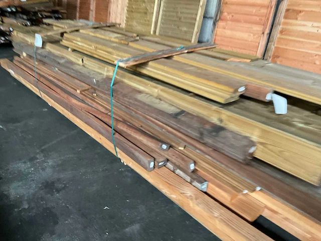 Partij diverse douglas geïmpregneerde planken lengte 300-600 cm - afbeelding 7 van  14