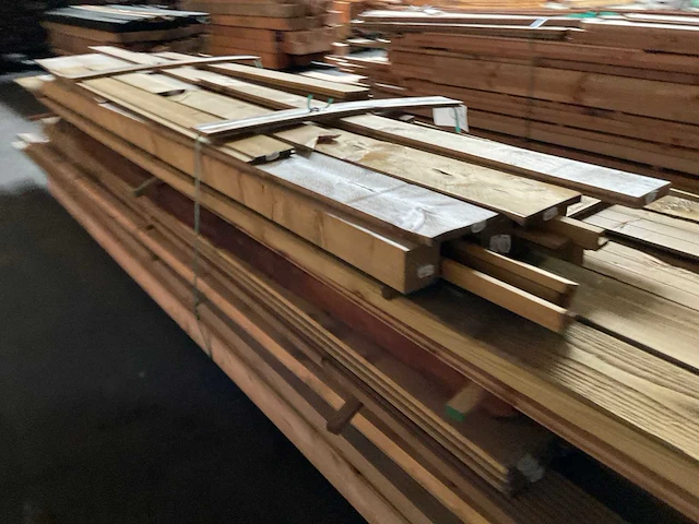 Partij diverse douglas geïmpregneerde planken lengte 300-600 cm - afbeelding 13 van  14