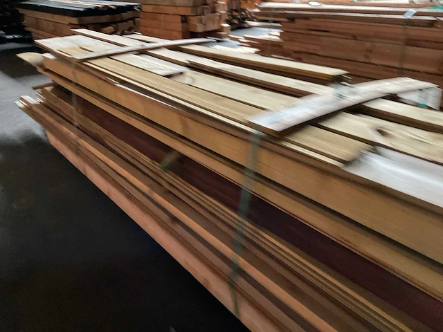 Partij diverse douglas geïmpregneerde planken lengte 300-600 cm - afbeelding 14 van  14