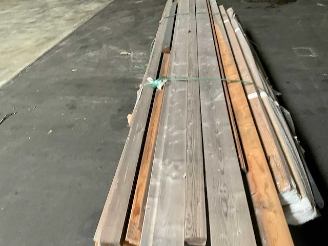 Partij diverse douglas redcedar planken lengte 250-400 cm. - afbeelding 3 van  11