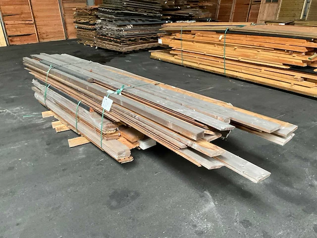 Partij diverse douglas redcedar planken lengte 250-400 cm. - afbeelding 1 van  11