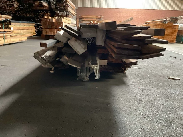 Partij diverse douglas redcedar planken lengte 250-400 cm. - afbeelding 8 van  11