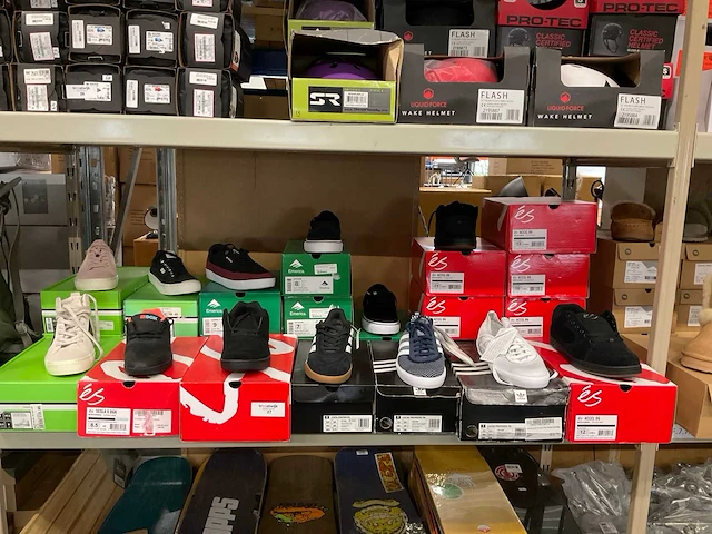 Partij diverse es/adidas/emerica/cariuma sneakers (24x) - afbeelding 1 van  12