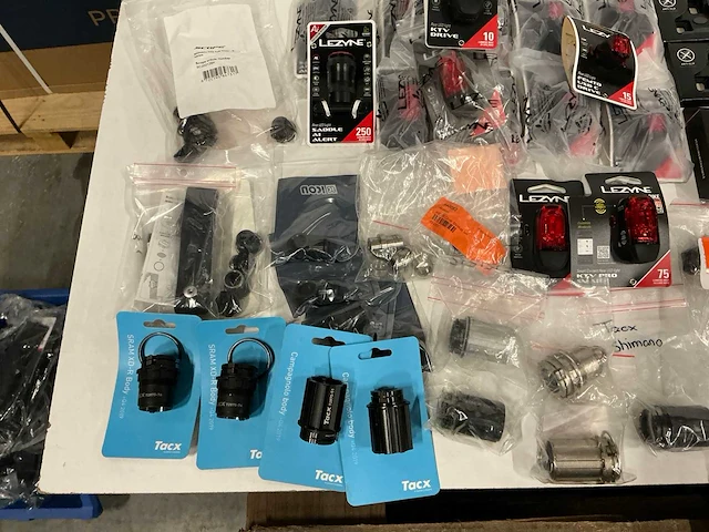 Partij diverse fiets benodigdheden (90x) - afbeelding 6 van  13