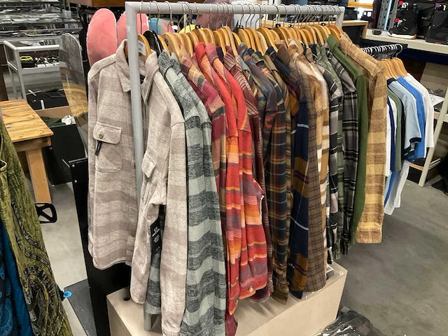 Partij diverse flannels o.a brixton/vissla/billabong/carhartt (40x) - afbeelding 1 van  12