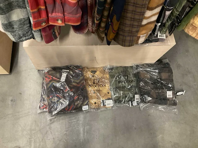 Partij diverse flannels o.a brixton/vissla/billabong/carhartt (40x) - afbeelding 5 van  12