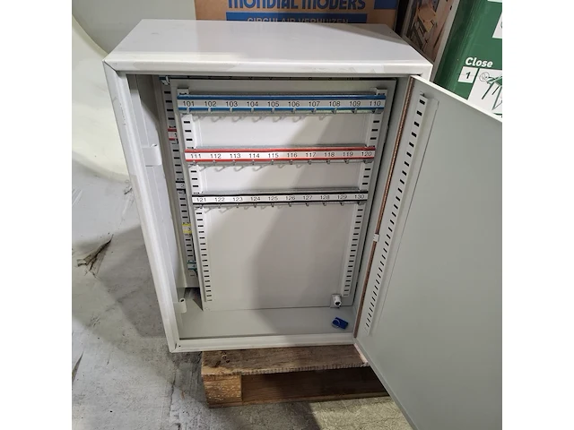 Partij diverse garageinventaris, o.a hitachi, bosch - afbeelding 5 van  18