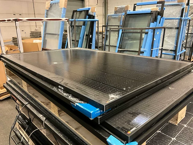 Partij diverse gedemonteerde zonnepanelen - afbeelding 8 van  9