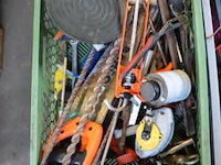 Partij diverse gereedschappen & bevestigingsmaterialen op pallet o.a. sola waterpas, gatenzaag; boren & handzaag - afbeelding 2 van  14