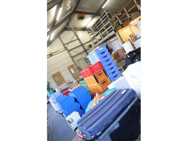 Partij diverse gereedschappen & bevestigingsmaterialen op pallet o.a. sola waterpas, gatenzaag; boren & handzaag - afbeelding 1 van  14