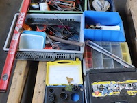 Partij diverse gereedschappen & bevestigingsmaterialen op pallet o.a. sola waterpas, gatenzaag; boren & handzaag - afbeelding 8 van  14