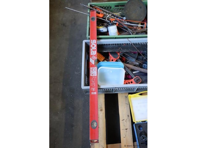 Partij diverse gereedschappen & bevestigingsmaterialen op pallet o.a. sola waterpas, gatenzaag; boren & handzaag - afbeelding 9 van  14