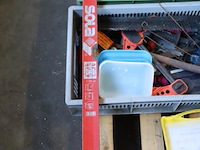 Partij diverse gereedschappen & bevestigingsmaterialen op pallet o.a. sola waterpas, gatenzaag; boren & handzaag - afbeelding 9 van  14