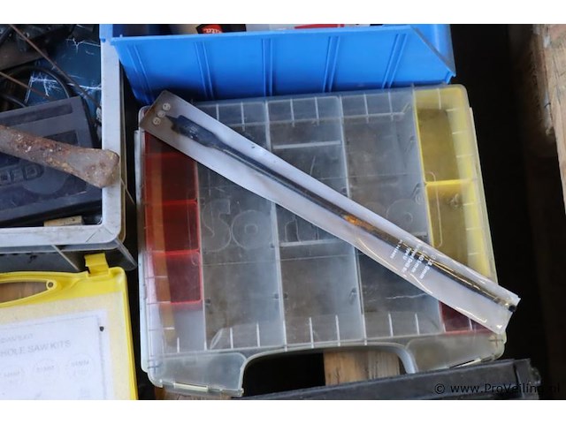 Partij diverse gereedschappen & bevestigingsmaterialen op pallet o.a. sola waterpas, gatenzaag; boren & handzaag - afbeelding 11 van  14