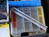 Partij diverse gereedschappen & bevestigingsmaterialen op pallet o.a. sola waterpas, gatenzaag; boren & handzaag - afbeelding 11 van  14