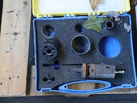 Partij diverse gereedschappen & bevestigingsmaterialen op pallet o.a. sola waterpas, gatenzaag; boren & handzaag - afbeelding 12 van  14