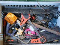Partij diverse gereedschappen & bevestigingsmaterialen op pallet o.a. sola waterpas, gatenzaag; boren & handzaag - afbeelding 14 van  14