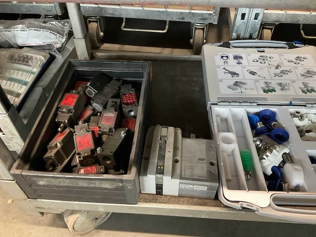 Partij diverse gereedschappen en materiaal - afbeelding 2 van  12