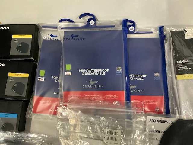 Partij diverse gripgrab/assos/castelli/sealskinz/etc accessoires - afbeelding 9 van  10