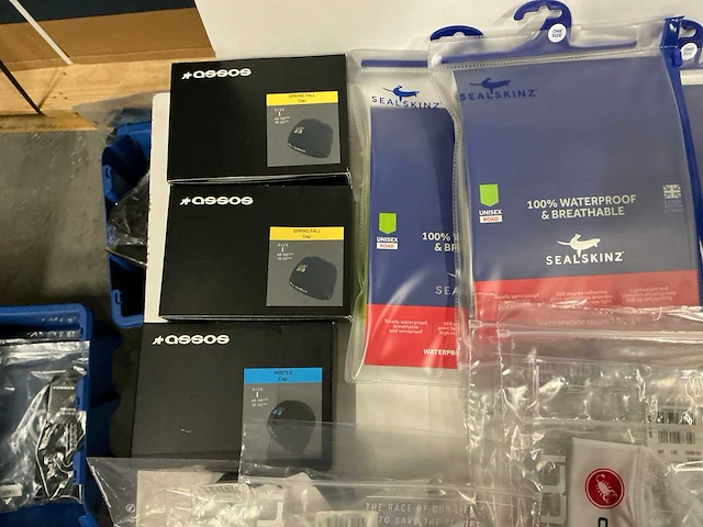 Partij diverse gripgrab/assos/castelli/sealskinz/etc accessoires - afbeelding 10 van  10