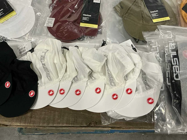 Partij diverse gripgrab/castelli cycling caps/facemasks (71x) - afbeelding 6 van  15