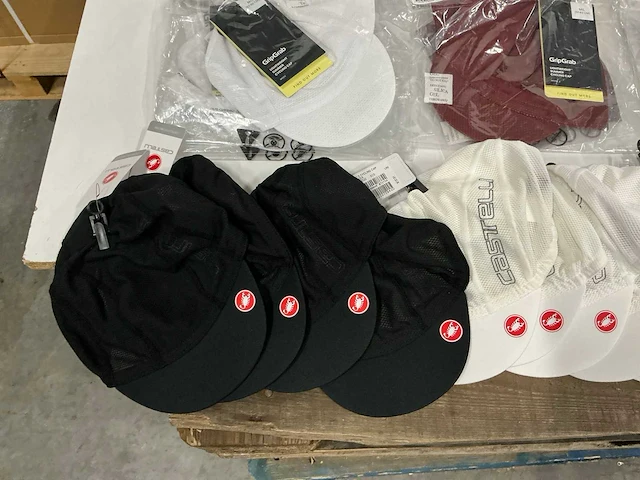 Partij diverse gripgrab/castelli cycling caps/facemasks (71x) - afbeelding 7 van  15