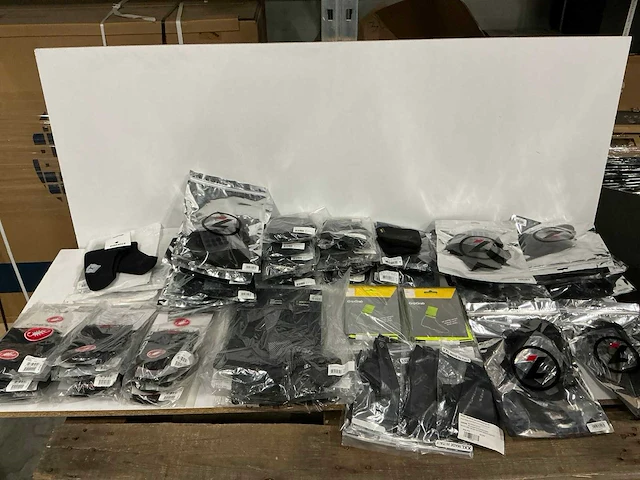 Partij diverse gripgrab/castelli/lazer/bioracer items (68x) - afbeelding 1 van  18
