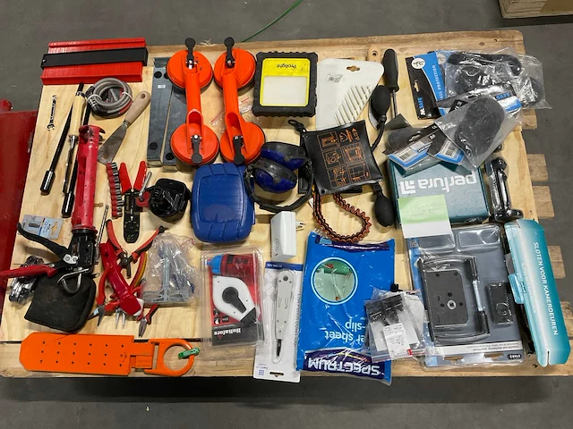 Partij diverse handgereedschappen en materialen - afbeelding 1 van  1