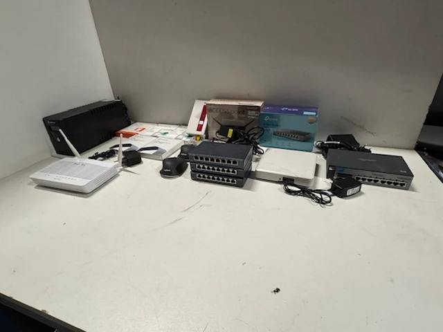 Partij diverse hardware en software - afbeelding 1 van  13