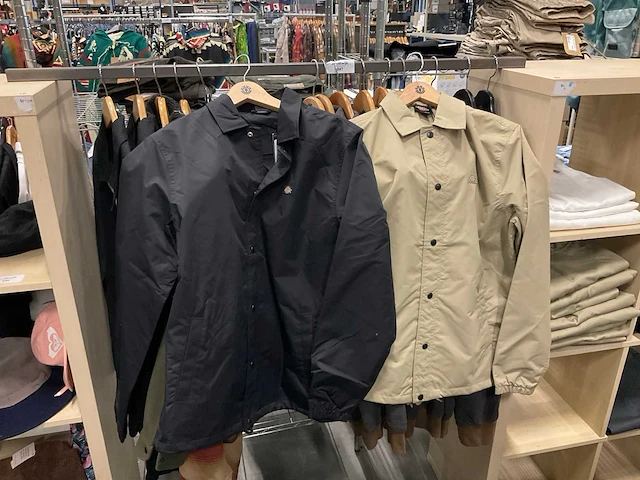 Partij diverse huf/vissla/volcom/dickies/brixton jassen (16x) - afbeelding 6 van  11