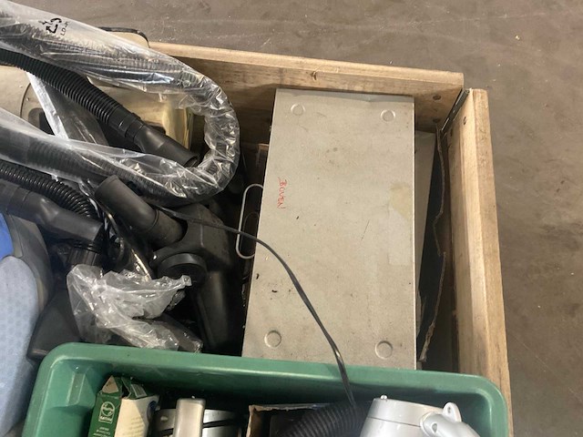 Partij diverse huishoudens spullen stofzuiger, handstofzuigers, etc - afbeelding 7 van  10