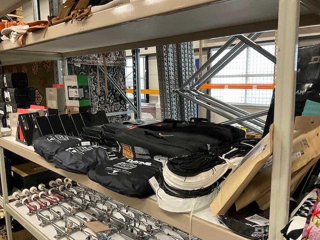 Partij diverse hunter/dakine/northcore/etc items (39x) - afbeelding 14 van  20
