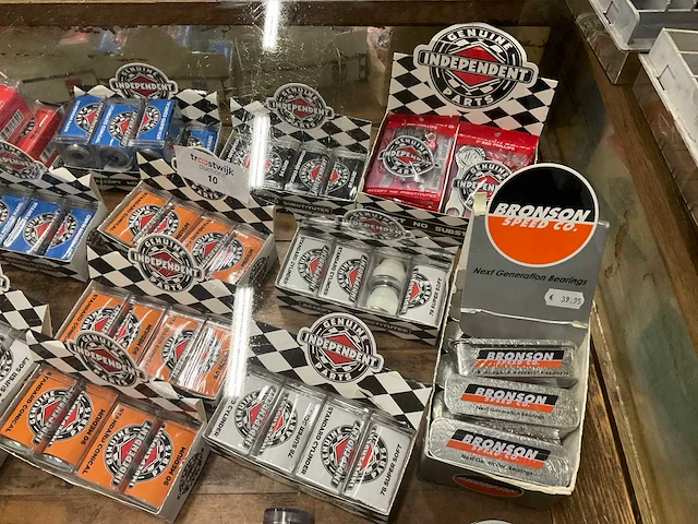 Partij diverse independent/bronson/impala/element items (140x) - afbeelding 7 van  13