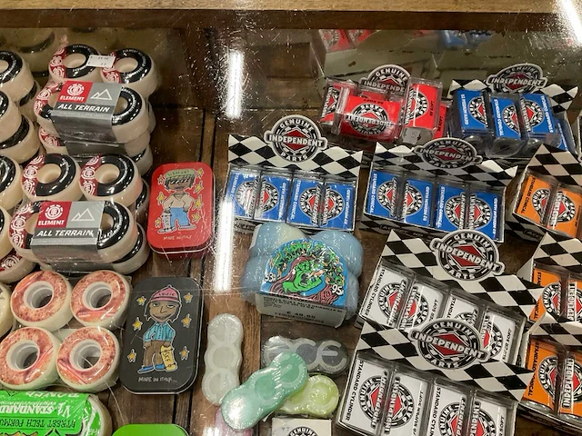 Partij diverse independent/bronson/impala/element items (140x) - afbeelding 11 van  13