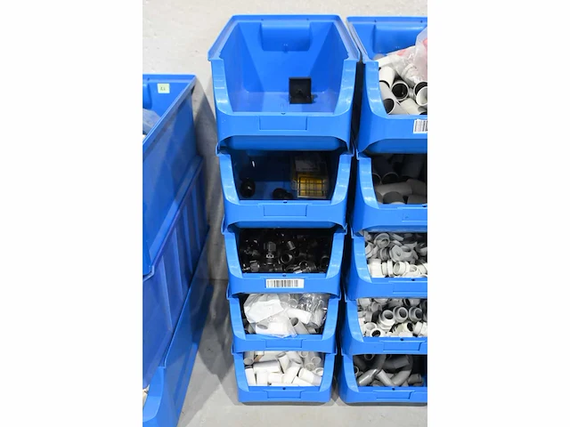 Partij diverse installatiemateriaal en kunststof voorraadbakken - afbeelding 6 van  9