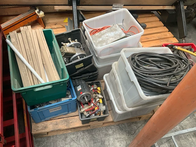 Partij diverse installatiematerialen en elektra - afbeelding 1 van  5