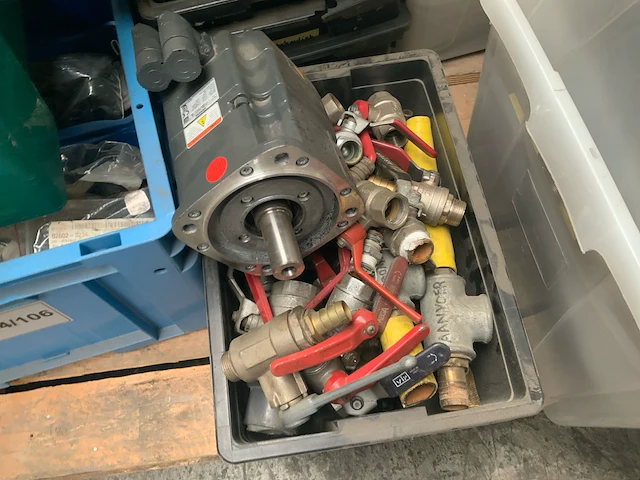 Partij diverse installatiematerialen en elektra - afbeelding 2 van  5