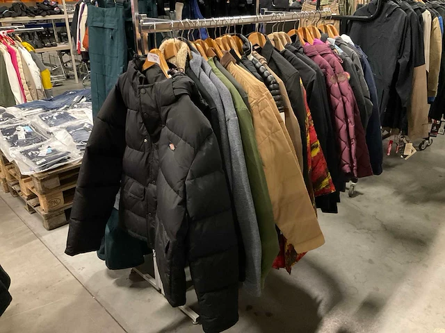 Partij diverse jassen o.a brixton/carhartt/burton/etc (25x) - afbeelding 1 van  14