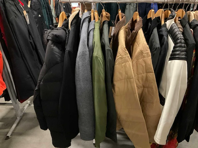 Partij diverse jassen o.a brixton/carhartt/burton/etc (25x) - afbeelding 7 van  14