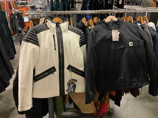 Partij diverse jassen o.a brixton/carhartt/burton/etc (25x) - afbeelding 9 van  14