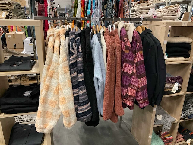 Partij diverse jassen o.a sisstr/volcom/dickies/roxy (19x) - afbeelding 1 van  12