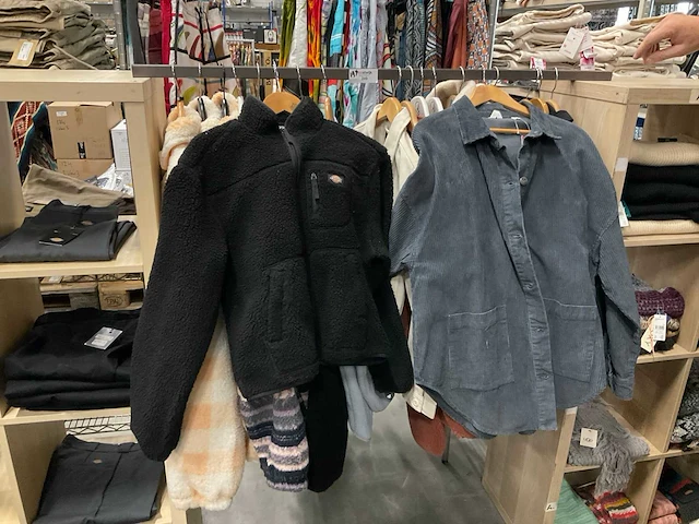 Partij diverse jassen o.a sisstr/volcom/dickies/roxy (19x) - afbeelding 8 van  12