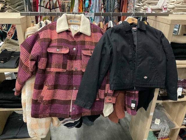 Partij diverse jassen o.a sisstr/volcom/dickies/roxy (19x) - afbeelding 12 van  12