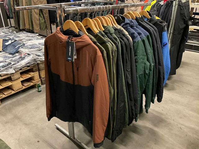 Partij diverse jassen o.a vissla/huf/vans/dc/etc (20x) - afbeelding 1 van  20