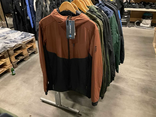 Partij diverse jassen o.a vissla/huf/vans/dc/etc (20x) - afbeelding 12 van  20