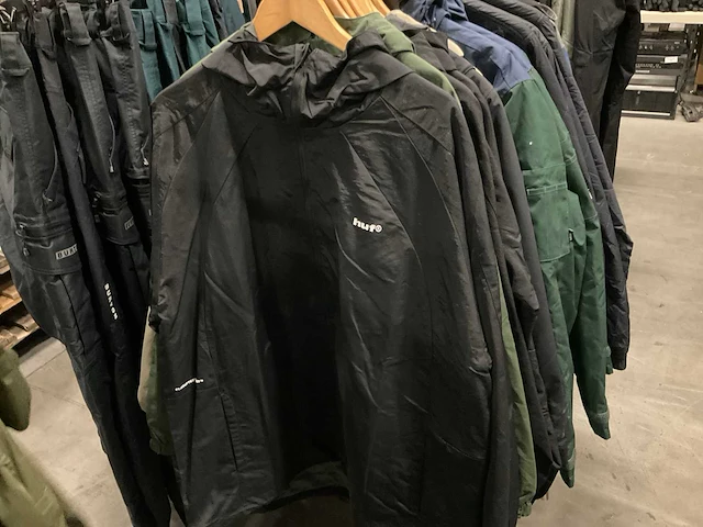 Partij diverse jassen o.a vissla/huf/vans/dc/etc (20x) - afbeelding 15 van  20